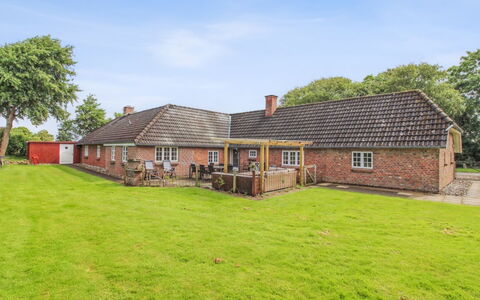 Hedda - 15Km from the Sea: Blå, Busk, Sommerhus, Bunddække, Have, Estate, Skygge, Landscaping, Stuehus, Eco Hotel