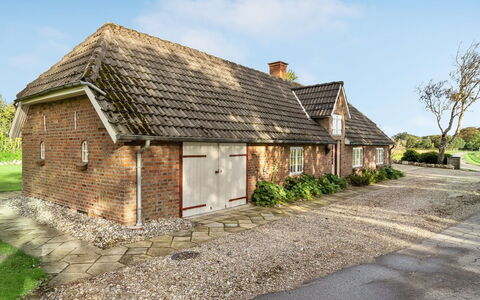 Hedda - 15Km from the Sea: Blå, Busk, Sommerhus, Bunddække, Have, Estate, Skygge, Landscaping, Stuehus, Eco Hotel