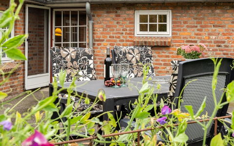 Hedda - 15Km from the Sea: Blå, Busk, Sommerhus, Bunddække, Have, Estate, Skygge, Landscaping, Stuehus, Eco Hotel