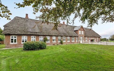 Tilla - 600M from the Sea: Blå, Busk, Sommerhus, Bunddække, Have, Estate, Skygge, Landscaping, Stuehus, Eco Hotel