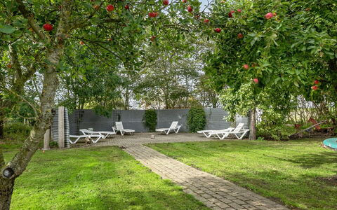 Tilla - 600M from the Sea: Blå, Busk, Sommerhus, Bunddække, Have, Estate, Skygge, Landscaping, Stuehus, Eco Hotel