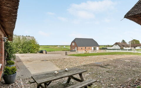 Tilla - 600M from the Sea: Blå, Busk, Sommerhus, Bunddække, Have, Estate, Skygge, Landscaping, Stuehus, Eco Hotel