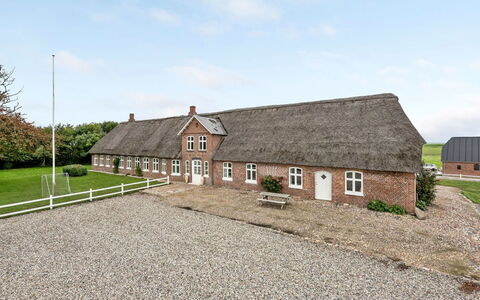 Tilla - 600M from the Sea: Blå, Busk, Sommerhus, Bunddække, Have, Estate, Skygge, Landscaping, Stuehus, Eco Hotel
