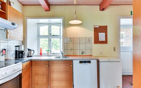 Tilla - 600M from the Sea: Gulvbelægning, Køkken, Træ, Indretning, Countertop, Etage, Loft, Køkken Apparat, Større Bandage, Cabinetry