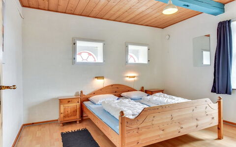 Tilla - 600M from the Sea: Soveværelse, Indretning, Seng, Træ, Loft, Møbel, Etage, Gulvbelægning, Sengetøj, Sengetøj