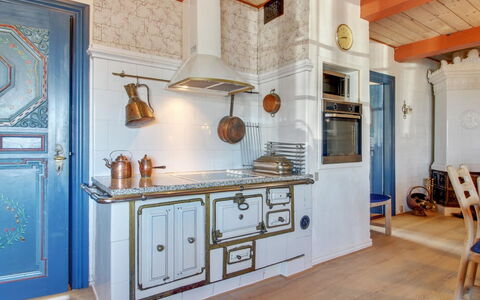 Tilla - 600M from the Sea: Køkken, Indretning, Træ, Gulvbelægning, Loft, Cabinetry, Belysning, Countertop, Møbel, Komfur