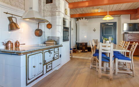 Tilla - 600M from the Sea: Gulvbelægning, Indretning, Træ, Loft, Køkken, Etage, Møbel, Trægulve, Cabinetry, Lysarmatur