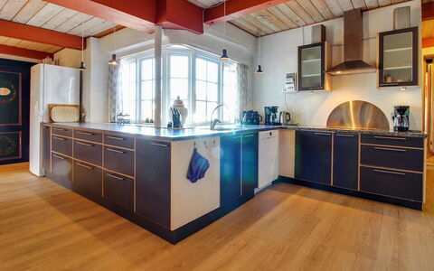 Tilla - 600M from the Sea: Gulvbelægning, Trægulve, Køkken, Træ, Etage, Indretning, Loft, Countertop, Cabinetry, Laminat Gulv