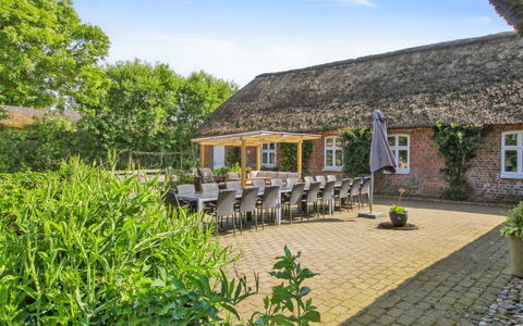 Tilla - 600M from the Sea: Blå, Busk, Sommerhus, Bunddække, Have, Estate, Skygge, Landscaping, Stuehus, Eco Hotel