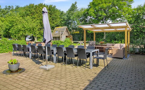 Tilla - 600M from the Sea: Blå, Busk, Sommerhus, Bunddække, Have, Estate, Skygge, Landscaping, Stuehus, Eco Hotel