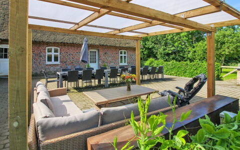 Tilla - 600M from the Sea: Blå, Busk, Sommerhus, Bunddække, Have, Estate, Skygge, Landscaping, Stuehus, Eco Hotel