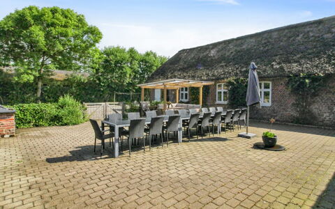Tilla - 600M from the Sea: Blå, Busk, Sommerhus, Bunddække, Have, Estate, Skygge, Landscaping, Stuehus, Eco Hotel