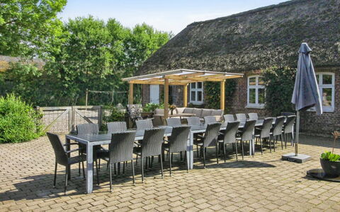 Tilla - 600M from the Sea: Blå, Busk, Sommerhus, Bunddække, Have, Estate, Skygge, Landscaping, Stuehus, Eco Hotel
