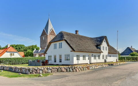 Ejna: Blå, Busk, Sommerhus, Bunddække, Have, Estate, Skygge, Landscaping, Stuehus, Eco Hotel