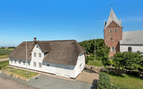 Ejna: Blå, Busk, Sommerhus, Bunddække, Have, Estate, Skygge, Landscaping, Stuehus, Eco Hotel