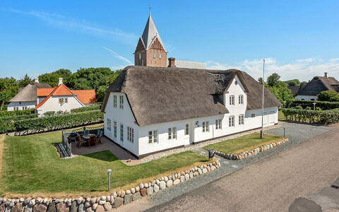 Ejna: Blå, Busk, Sommerhus, Bunddække, Have, Estate, Skygge, Landscaping, Stuehus, Eco Hotel