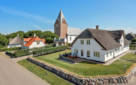 Ejna: Blå, Busk, Sommerhus, Bunddække, Have, Estate, Skygge, Landscaping, Stuehus, Eco Hotel