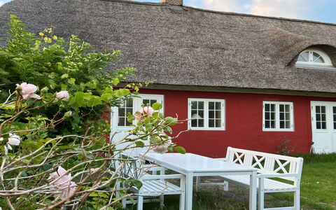 Kielo - 10Km from the Sea: Blå, Busk, Sommerhus, Bunddække, Have, Estate, Skygge, Landscaping, Stuehus, Eco Hotel