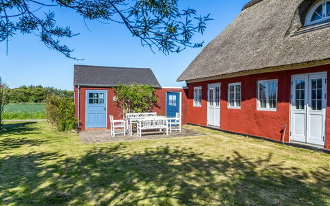Kielo - 10Km from the Sea: Blå, Busk, Sommerhus, Bunddække, Have, Estate, Skygge, Landscaping, Stuehus, Eco Hotel