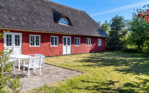 Kielo - 10Km from the Sea: Blå, Busk, Sommerhus, Bunddække, Have, Estate, Skygge, Landscaping, Stuehus, Eco Hotel