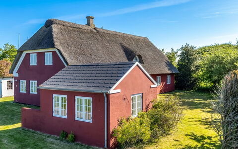 Kielo - 10Km from the Sea: Blå, Busk, Sommerhus, Bunddække, Have, Estate, Skygge, Landscaping, Stuehus, Eco Hotel