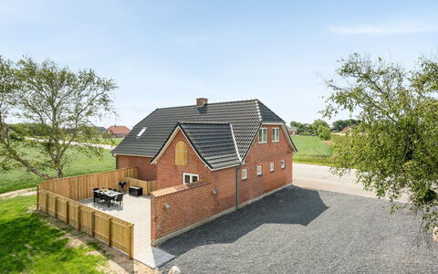 Iina - 13Km from the Sea: Blå, Busk, Sommerhus, Bunddække, Have, Estate, Skygge, Landscaping, Stuehus, Eco Hotel