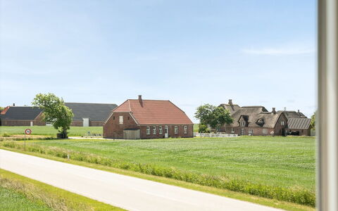Iina - 13Km from the Sea: Blå, Busk, Sommerhus, Bunddække, Have, Estate, Skygge, Landscaping, Stuehus, Eco Hotel