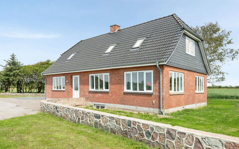 Iina - 13Km from the Sea: Blå, Busk, Sommerhus, Bunddække, Have, Estate, Skygge, Landscaping, Stuehus, Eco Hotel