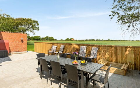 Iina - 13Km from the Sea: Blå, Busk, Sommerhus, Bunddække, Have, Estate, Skygge, Landscaping, Stuehus, Eco Hotel