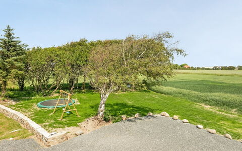 Iina - 13Km from the Sea: Græs, Busk, Land Lot, Have, Vedplante, Lawn, Landscaping, Skygge, Gård