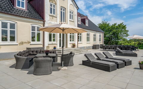 Niki - 15Km from the Sea: Blå, Busk, Sommerhus, Bunddække, Have, Estate, Skygge, Landscaping, Stuehus, Eco Hotel