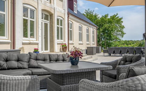 Niki - 15Km from the Sea: Blå, Busk, Sommerhus, Bunddække, Have, Estate, Skygge, Landscaping, Stuehus, Eco Hotel