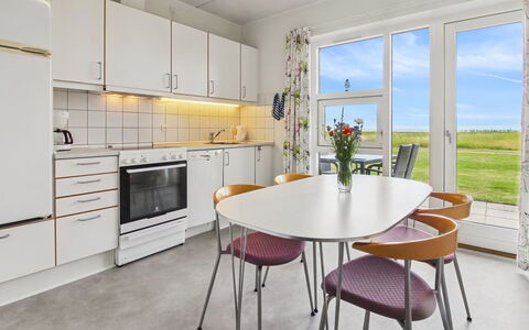 Sofija: Gulvbelægning, Indretning, Etage, Møbel, Loft, Værelse, Lejlighed, Køkken & Spisebord, Stol, Spisestue