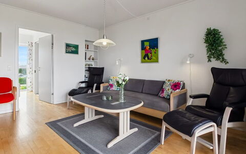 Sofija: Møbel, Indretning, Gulvbelægning, Etage, Couch, Træ, Bord, Stue, Værelse, Loft