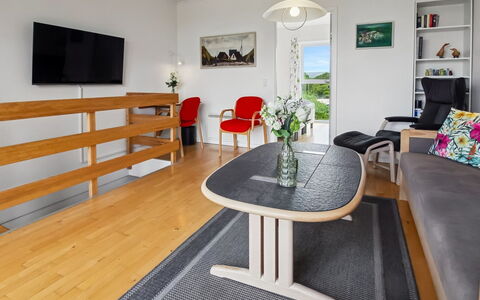 Sofija: Møbel, Indretning, Gulvbelægning, Træ, Etage, Loft, Værelse, Couch, Bord, Stue