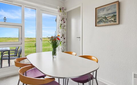 Sofija: Møbel, Indretning, Gulvbelægning, Etage, Bord, Stol, Loft, Værelse, Køkken & Spisebord, Spisestue