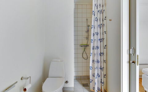 Sofija: Sanitærarmatur, Gulvbelægning, Badeværelse, Etage, Indretning, Toilet, Vvs, Toiletbræt, Tap, Flise