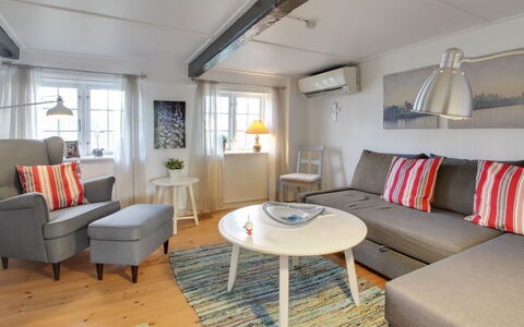 Segut: Møbel, Indretning, Stol, Gulvbelægning, Bord, Udvej, Etage, Loft, Værelse, Eco Hotel
