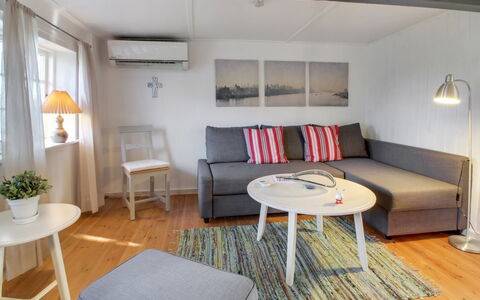 Segut: Møbel, Indretning, Stol, Gulvbelægning, Bord, Udvej, Etage, Loft, Værelse, Eco Hotel