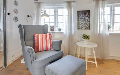 Segut: Møbel, Indretning, Stol, Gulvbelægning, Bord, Udvej, Etage, Loft, Værelse, Eco Hotel
