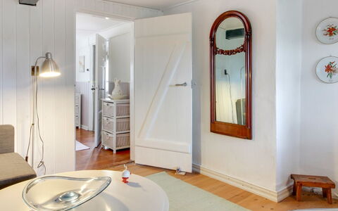 Segut: Møbel, Indretning, Stol, Gulvbelægning, Bord, Udvej, Etage, Loft, Værelse, Eco Hotel