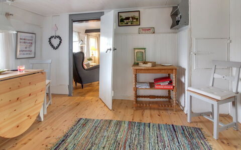 Segut: Møbel, Indretning, Stol, Gulvbelægning, Bord, Udvej, Etage, Loft, Værelse, Eco Hotel