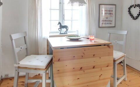 Segut: Møbel, Indretning, Stol, Gulvbelægning, Bord, Udvej, Etage, Loft, Værelse, Eco Hotel