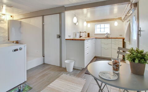 Segut: Møbel, Indretning, Stol, Gulvbelægning, Bord, Udvej, Etage, Loft, Værelse, Eco Hotel