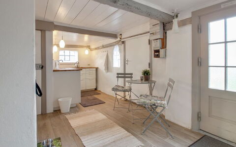 Segut: Møbel, Indretning, Stol, Gulvbelægning, Bord, Udvej, Etage, Loft, Værelse, Eco Hotel