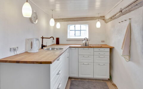 Segut: Møbel, Indretning, Stol, Gulvbelægning, Bord, Udvej, Etage, Loft, Værelse, Eco Hotel