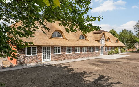 Alitta - 27Km from the Sea: Tag, Hjem, Sommerhus, Sidespor, Skygge, Stuehus, Estate, Indkørsel, Garden Bygninger, Gård