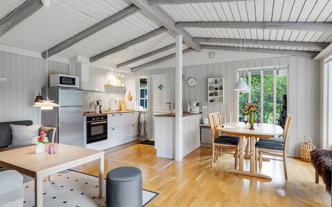 Saima - 25Km from the Sea: Loft, Hjem, Trægulve, Stue, Stueplante, Stol, Hårdttræ, Køkken & Spisebord, Husholdningsapparat