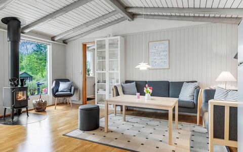Saima - 25Km from the Sea: Møbel, Indretning, Gulvbelægning, Træ, Etage, Couch, Stue, Bord, Loft, Værelse