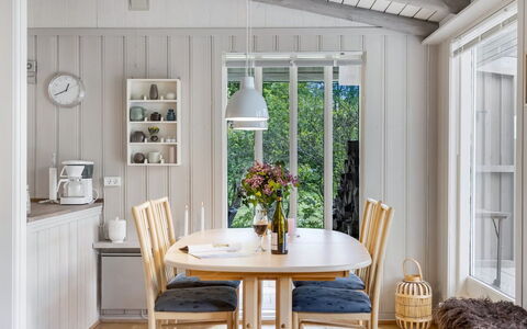 Saima - 25Km from the Sea: Møbel, Indretning, Træ, Gulvbelægning, Spisestue, Bord, Loft, Stol, Etage, Køkken & Spisebord